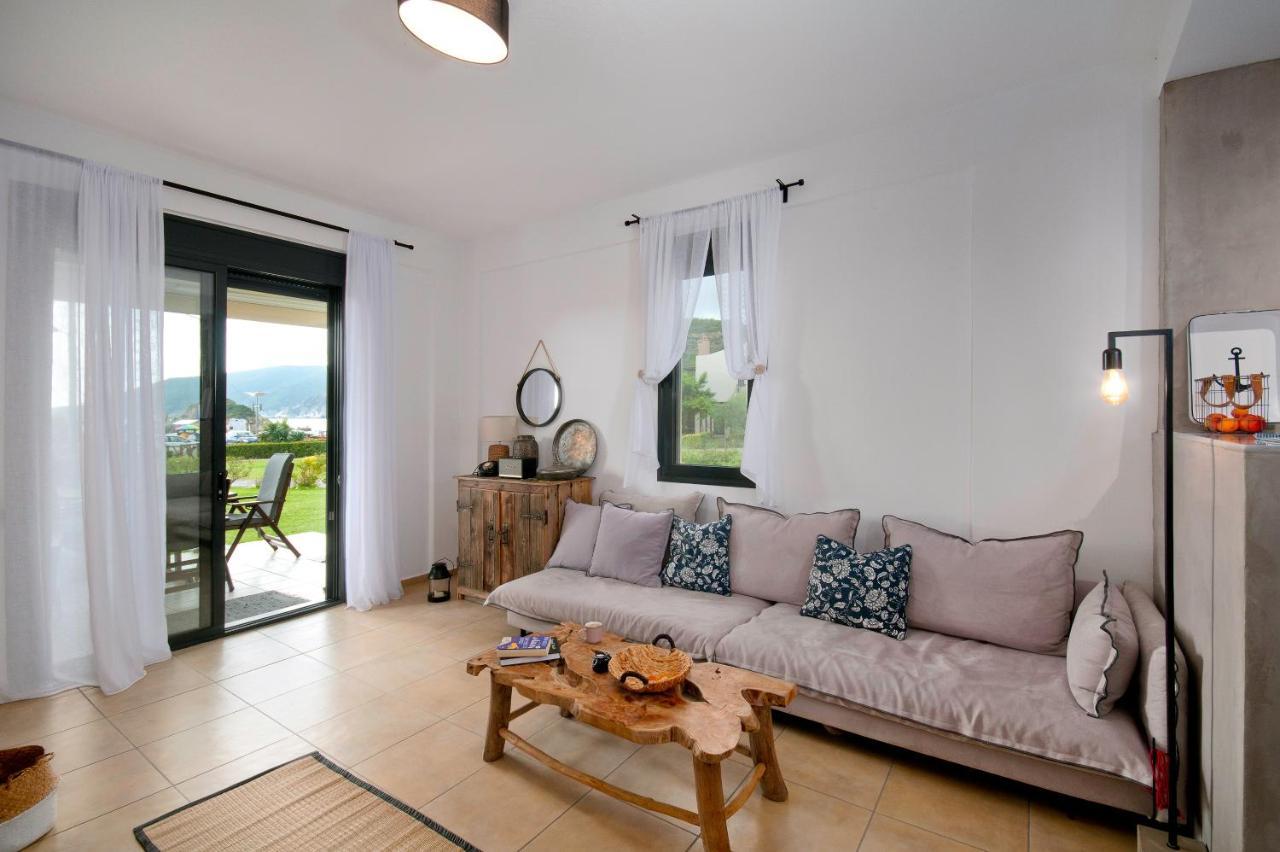 Seathon Seafront Beach Villa In Kalamitsi المظهر الخارجي الصورة